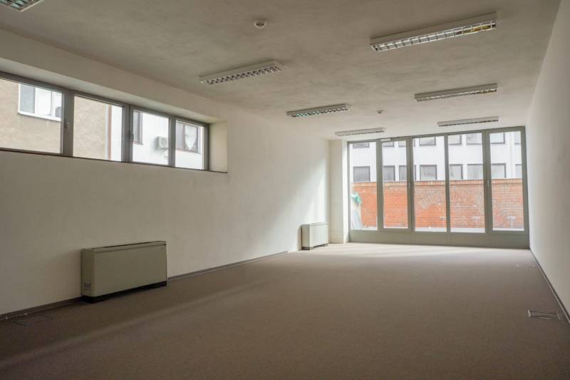 Nice office (130m2) in a new building with terrace under the castle