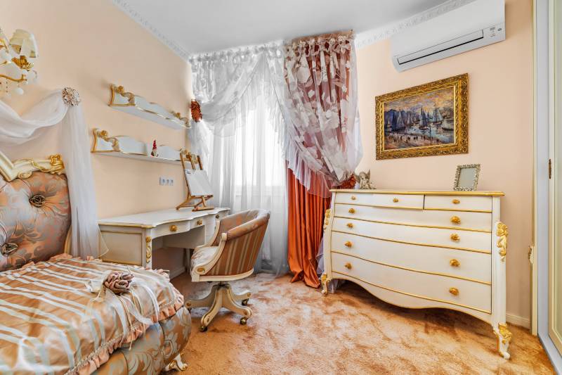 Unique 4-bedroom maisonette, Italian interior, Old Town