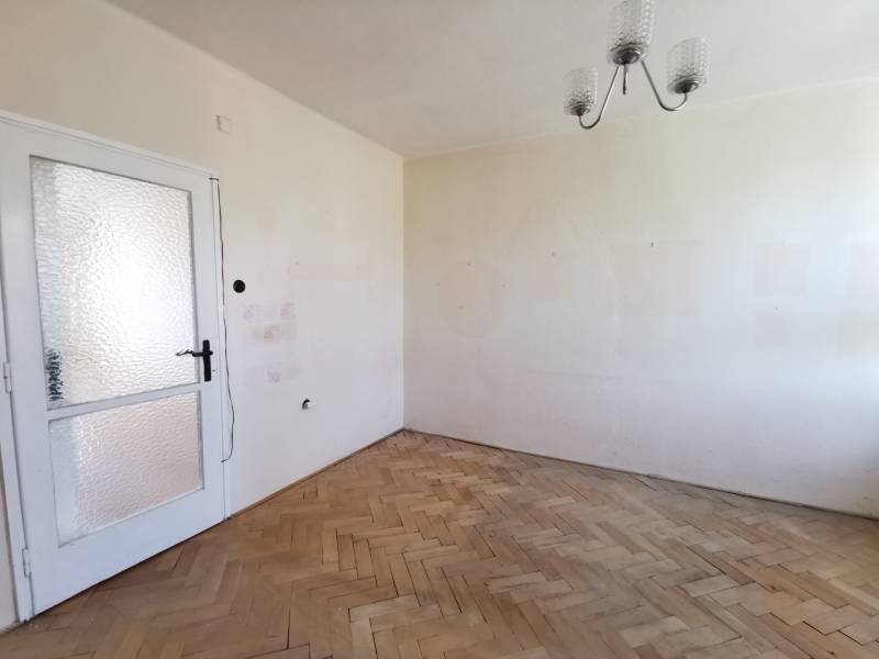 FOR SALE 2-room starter apartment in original condition, Nitra