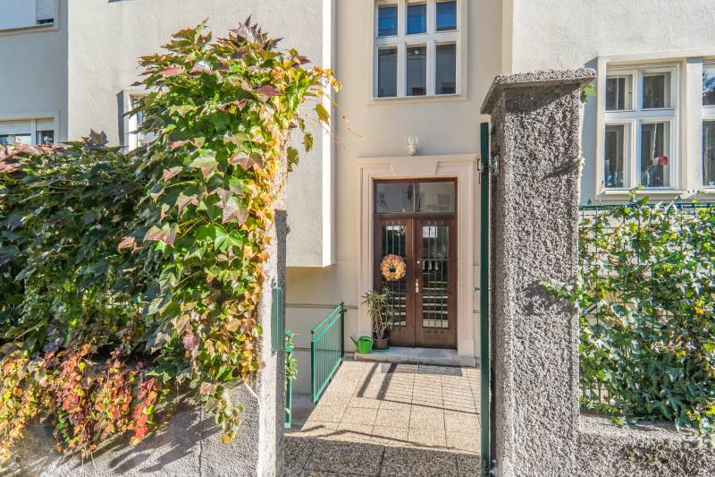 Spacious Historical 3-Room Apartment in Bratislavas Staré Mesto