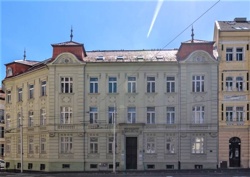 Get out of custody on a working day in a classic office