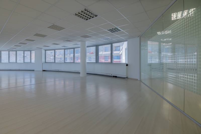 Get out of custody on a working day in a classic office