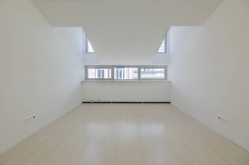 Get out of custody on a working day in a classic office