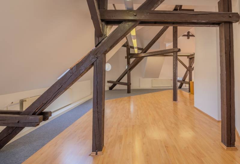 Get out of custody on a working day in a classic office