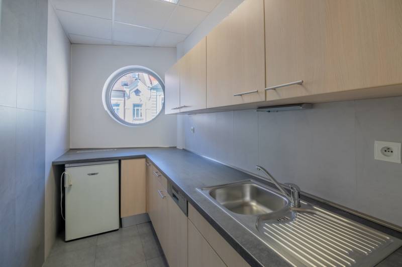 Get out of custody on a working day in a classic office