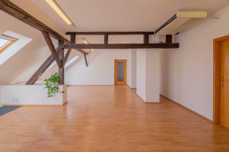 Get out of custody on a working day in a classic office