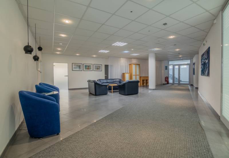 Get out of custody on a working day in a classic office