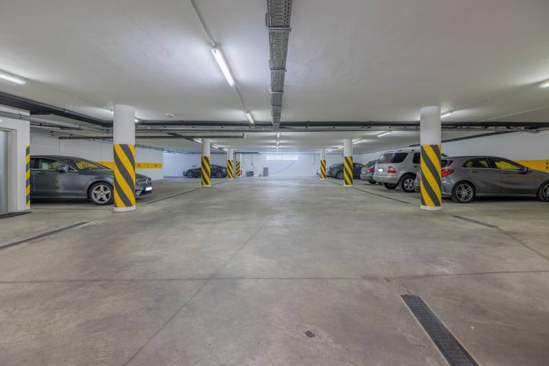 Get out of custody on a working day in a classic office