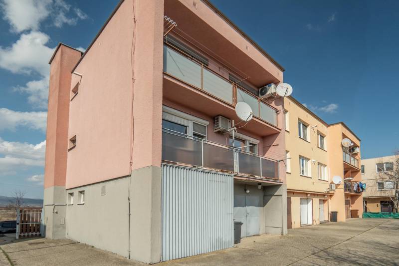 Charming 3-Room Apartment with Garden and Garage in Vajnory