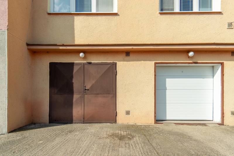 Charming 3-Room Apartment with Garden and Garage in Vajnory