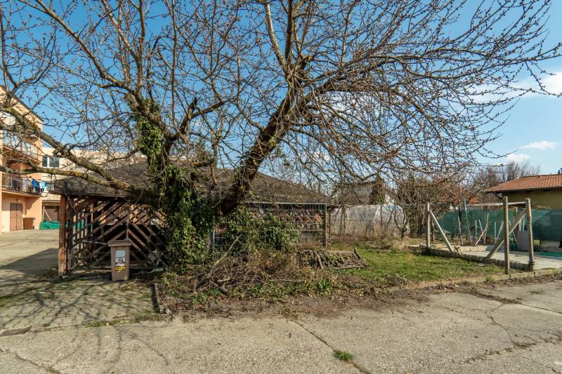 Charming 3-Room Apartment with Garden and Garage in Vajnory