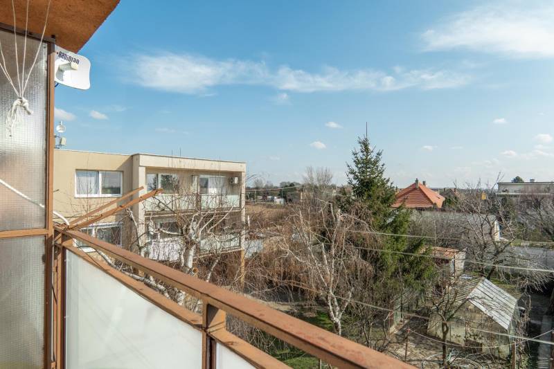 Charming 3-Room Apartment with Garden and Garage in Vajnory