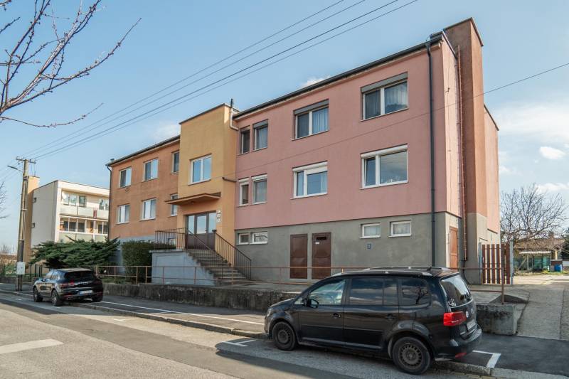 Charming 3-Room Apartment with Garden and Garage in Vajnory