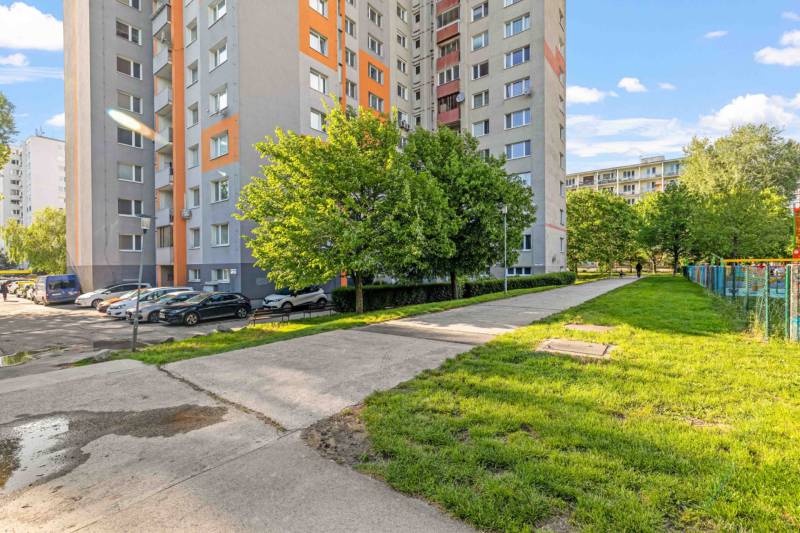 Sell of a 3-room apartment used as a 4-room with parking